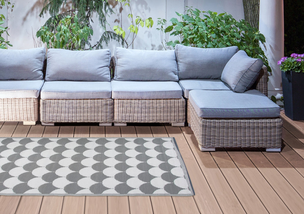 Outdoor Garden Rug Reversible & Waterproof Scallop Design (121cm x 180cm)