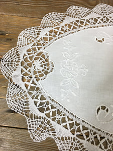 https://images.esellerpro.com/2278/I/189/150/cluny-lace-oval-traycloth-doily-white-close-up.JPG
